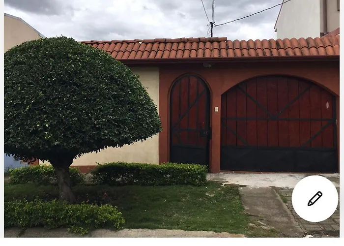 Room Near Airport/ Cerca Del Aeropuerto