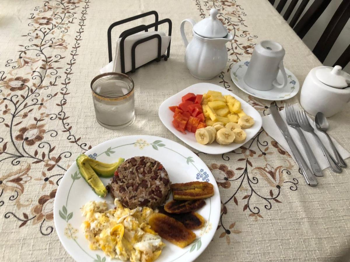 Near Airport/ Cerca Del Aeropuerto Homestay
